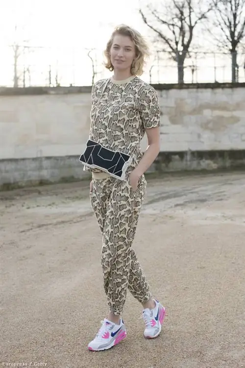 Известная как модный блогер и фотограф, Занита Морган сочетала кроссовки Nike с платьем Stella McCartney и сумкой Octa