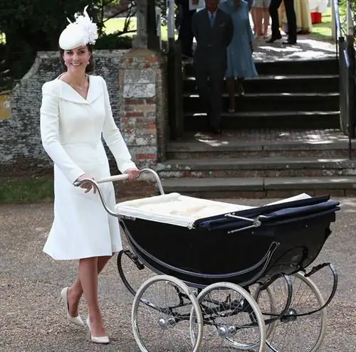 Принцесса Кэтрин снова выбрала платье от Alexander McQueen, а принцесса Шарлотта приехала на крестины в старинной коляске Silver Cross