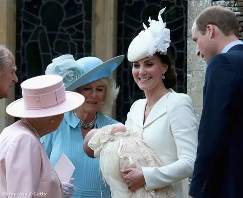 У принцессы Шарлотты пять крестных родителей: Адам Миддлтон, сын брата Майкла Миддлтона Ричарда, Лора Феллоуз, дочь одной из сестер Дианы Джейн, два близких друга Уильяма Томас ван Страубензи и Джеймс Мид, а также подруга Кэтрин Софи Картер