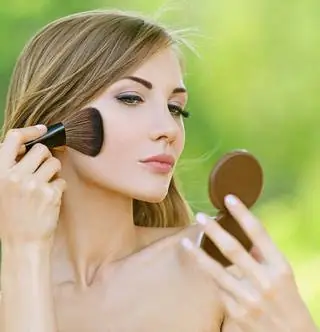 Не нужно отказываться от макияжа даже в палящую жару