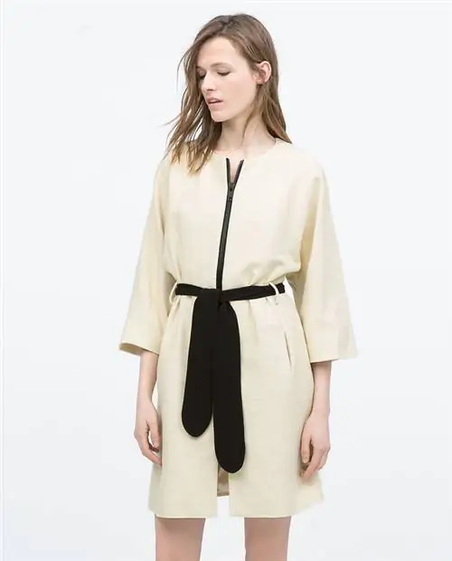 Кремовое платье в стиле кимоно можно приобрести в Zara за 17 995 форинтов