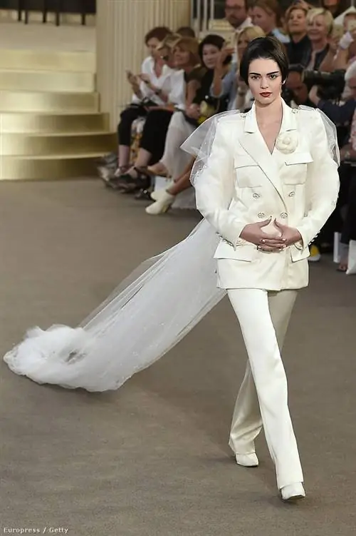 Конечно, к брючному костюму была и вуаль