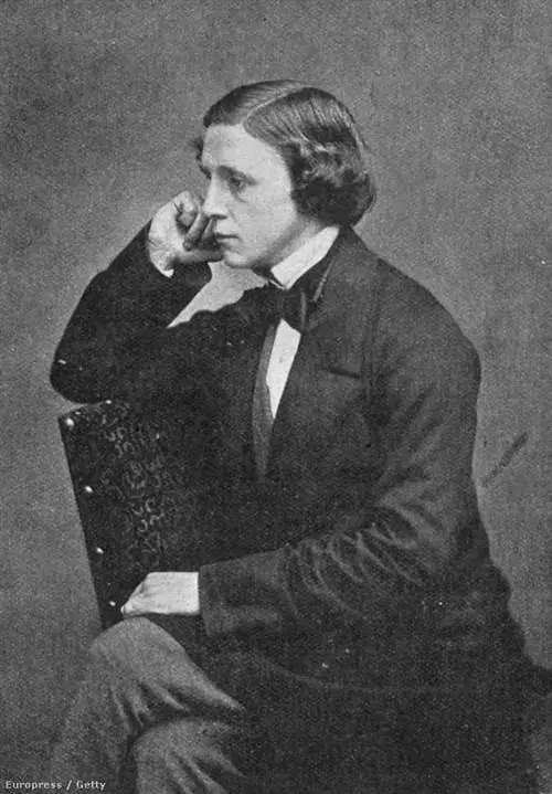 На картинке изображен Льюис Кэрролл, то есть Чарльз Лютвидж Доджсон, написавший книгу «Алиса в стране чудес»