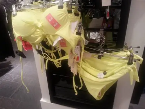 Pull and Bear: верхняя часть 3995 форинтов, нижняя часть 2995 форинтов