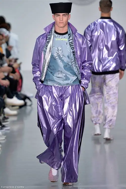 По словам Астрид Андерсен, ребята будут одеты в ярко-фиолетовую одежду