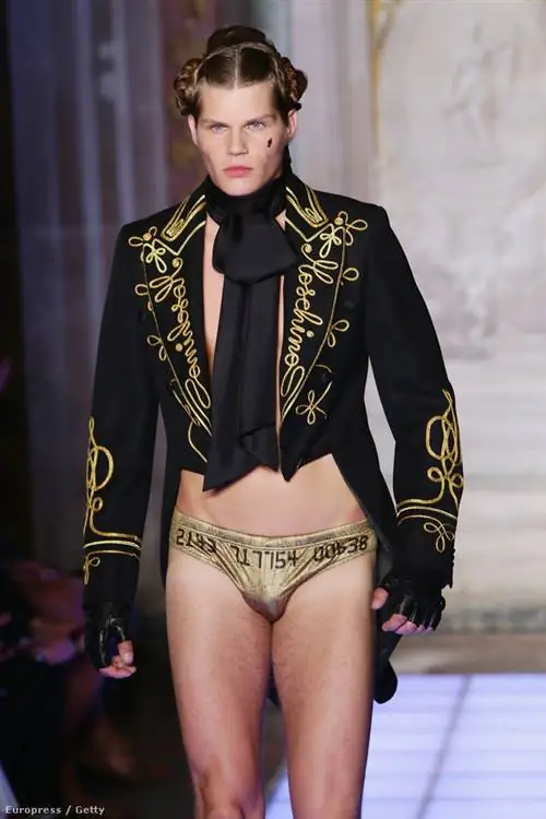 Флоренция: летом 2016 года Moschino продаст золотую ласточку