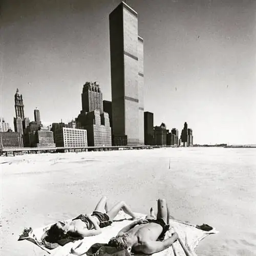 BjarkeIngels недавно загрузил фотографию Нью-Йорка 70-х годов. На заднем плане - Всемирный торговый центр BjarkeIngels недавно загрузил фотографию Нью-Йорка 70-х годов. На заднем плане - Всемирный торговый центр