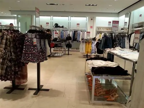 Zara: почти все продается со скидкой, но размер скидки варьируется Zara: почти все продается со скидкой, но размер скидки варьируется
