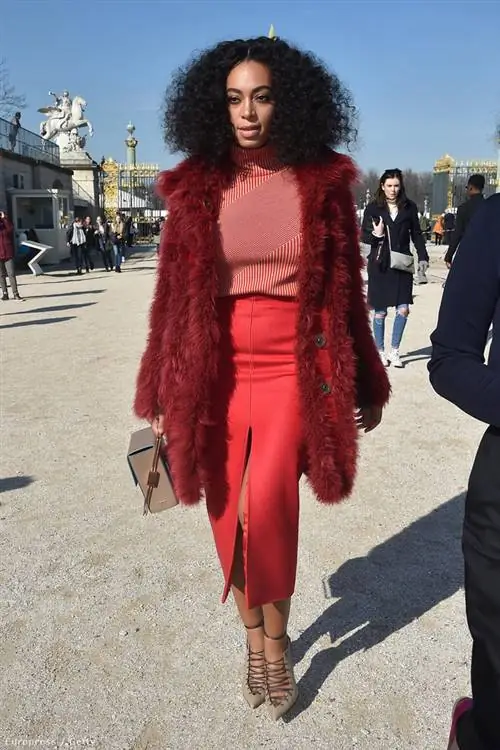 На показ Carven она пришла в красной шубе, водолазке в тон и алой юбке с завышенной талией. Она сломала скучный общий эффект серо-коричневыми сандалиями Malone Souliers "Montana" за 1000 долларов (около 283 259 форинтов) На показ Carven она пришла в красной шубе, водолазке в тон и алой юбке с завышенной талией. Она сломала скучный общий эффект серо-коричневыми сандалиями Malone Souliers "Montana" за 1000 долларов (около 283 259 форинтов)