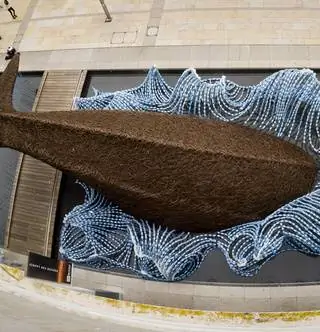 Гигантский пластиковый кит повышает экологическую сознательность в Бристоле