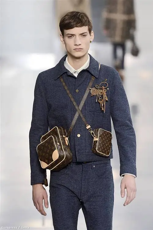 Модель на презентации коллекции Louis Vuitton осень-зима 2015 Модель на презентации коллекции Louis Vuitton осень-зима 2015