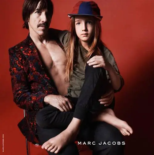 Солист Red Hot Chili Peppers Энтони Кидис и его сын также появились в рекламной кампании Marc Jacobs Солист Red Hot Chili Peppers Энтони Кидис и его сын также появились в рекламной кампании Marc Jacobs