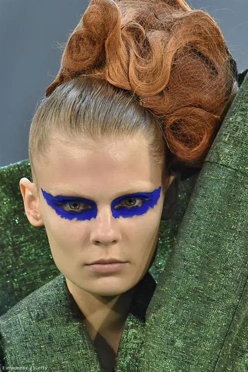 Модель с кобальтово-голубыми глазами на подиуме Maison Margiela Модель с кобальтово-голубыми глазами на подиуме Maison Margiela