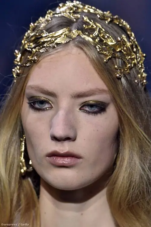 Бронзовые тени для век и огромный золотой головной убор от Elie Saab Бронзовые тени для век и огромный золотой головной убор от Elie Saab