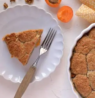 Пирог с абрикосами и орехами