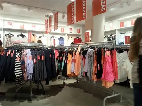 H&M: здесь есть только один уголок с одеждой со скидкой, но, к счастью, этот уголок довольно большой H&M: здесь есть только один уголок с одеждой со скидкой, но, к счастью, этот уголок довольно большой