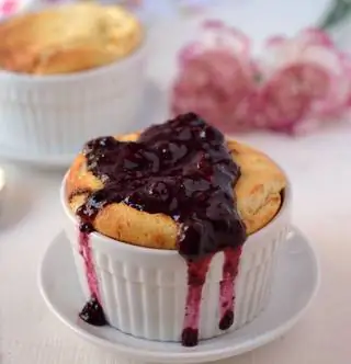 Воздушный творог с соусом из лесных ягод