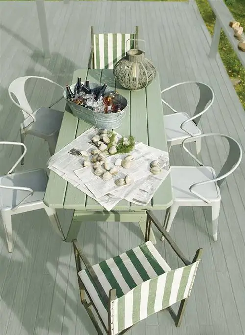 Этот вневременной оттенок пустынного шалфея хорошо смотрится как в гостиной, так и в спальне. Бледный серо-зеленый оттенок также приняли во внимание магазины недорогой мебели для дома. Ikea запустила свой журнальный столик классической формы «Lack» в этом цвете, за который они берут в магазинах 2 490 форинтов, H&M продает моющиеся льняные салфетки оттенка шалфея за 1 290 форинтов, а Zara берет 5 995-14 995 форинтов за вазы пастельных тонов