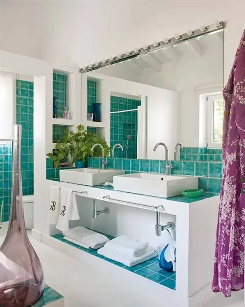 Сине-зеленые оттенки моря источают приятное и успокаивающее ощущение. Как ни удивительно, в этом году эти расслабляющие цвета ассоциируются не только с сезоном отпусков, но и с более прохладным периодом, поэтому в большинстве магазинов мы найдем элементы декора, полотенца, комплекты постельного белья и посуду в этом оттенке