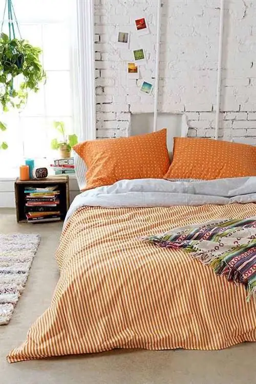 Можно даже представить, что кадмиево-оранжевый оттенок, предполагающий теплоту и гостеприимство, обгонит также модные розовые и лиловые оттенки и станет одним из фаворитов рождественского сезона. В любом случае магазины готовятся к сбросу,