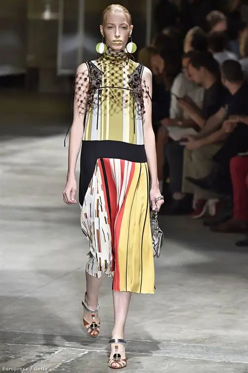 Летнее платье без рукавов от Prada в желтом, черном, белом и красном цветах