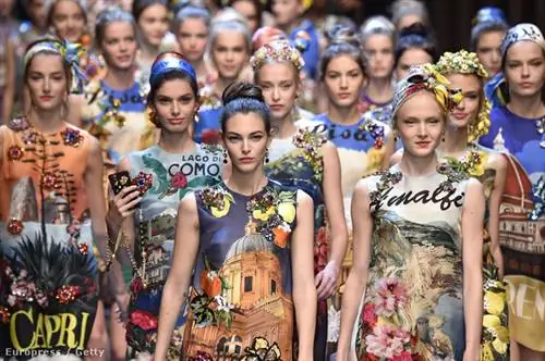 Dolce & Gabbana напечатала на своих летних платьях винтажные изображения известных итальянских курортов