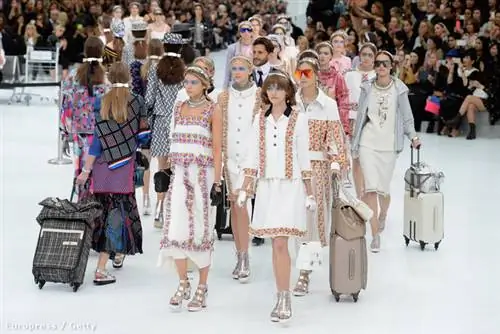 Мы никогда не думали, что когда-нибудь подиум Chanel покроют чемоданы на колесиках Мы никогда не думали, что когда-нибудь подиум Chanel покроют чемоданы на колесиках