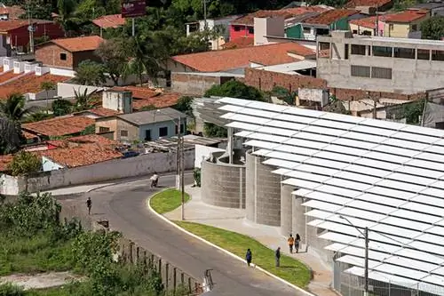 С 2009 года архитектурное бюро работает рука об руку с Centro Sócio Pastoral Nossa Senhora de Conceição (Ассоциация пастухов) над видением будущего и восстановлением поселения, густонаселенного фавелами С 2009 года архитектурное бюро работает рука об руку с Centro Sócio Pastoral Nossa Senhora de Conceição (Ассоциация пастухов) над видением будущего и восстановлением поселения, густонаселенного фавелами