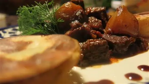 Самая «мясная» веганская еда - греческое рагу с красным вином