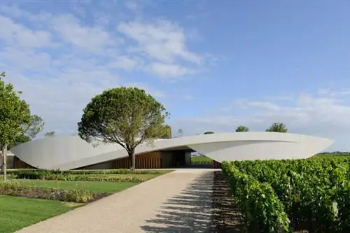 Новейшая винодельня одной из самых известных виноделен мира, Château Cheval Blanc, предлагает необычное зрелище Новейшая винодельня одной из самых известных виноделен мира, Château Cheval Blanc, предлагает необычное зрелище