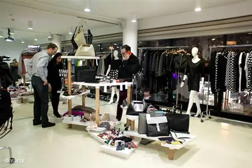 Просто имейте с собой много денег, черная сумка Áeron, показанная на переднем плане, стоит 74 000 форинтов