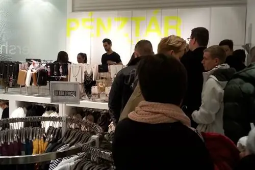 Около 11 утра была такая длинная очередь на кассе Bershka Около 11 утра была такая длинная очередь на кассе Bershka