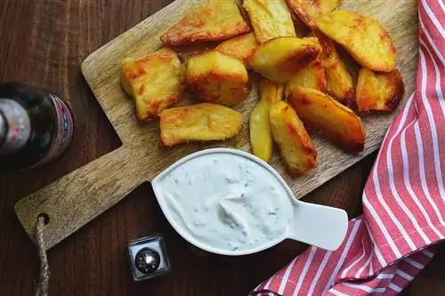 Проще говоря: замечательный картофель фри с соусом из козьего сыра