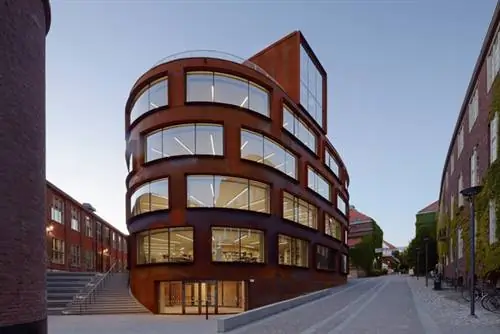 Лучшее учебное заведение года было разработано Tham & Videgård Arkitekter. В 2015 году эффектное угловое здание получило премию Каспера Салина и награду Ассоциации шведских архитекторов Лучшее учебное заведение года было разработано Tham & Videgård Arkitekter. В 2015 году эффектное угловое здание получило премию Каспера Салина и награду Ассоциации шведских архитекторов