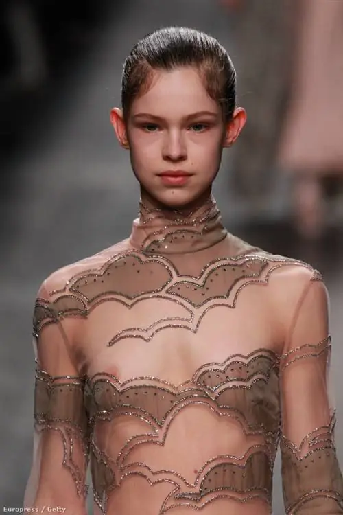 Девушка-подросток, демонстрирующая соски, на подиуме Valentino