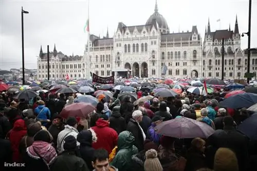 Демонстрация учителей 15 марта на площади Кошута Демонстрация учителей 15 марта на площади Кошута