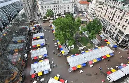 Нельзя убрать Неделю Книги с Vörösmarty tér, они просто перенесут ее в Müzeumkert