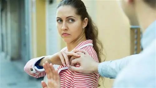 «Он просто прошел мимо меня и схватил меня за грудь»