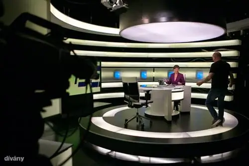 Я хотел показать, что статистика, которую вы слышите или читаете в новостях, представляет собой не анонимную, безликую массу, рвущуюся в сторону Европы, а то, что у каждой цифры есть человеческие судьбы Я хотел показать, что статистика, которую вы слышите или читаете в новостях, представляет собой не анонимную, безликую массу, рвущуюся в сторону Европы, а то, что у каждой цифры есть человеческие судьбы