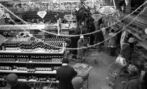 Шкала была открыта в 1976 году. К счастью, в том году было сделано немало фотографий