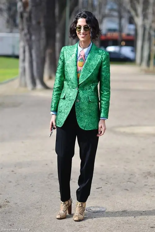 Модный редактор style.com Ясмин Сьюэлл надела ярко-зеленый жакет Gucci с черными брюками на Неделе моды в Париже Модный редактор style.com Ясмин Сьюэлл надела ярко-зеленый жакет Gucci с черными брюками на Неделе моды в Париже