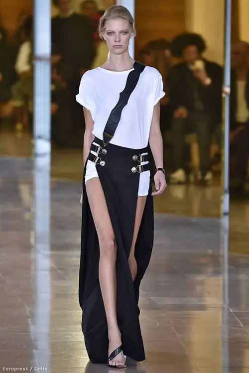 Его стиль полностью соответствует линии панк-рока, запущенной Слиманом