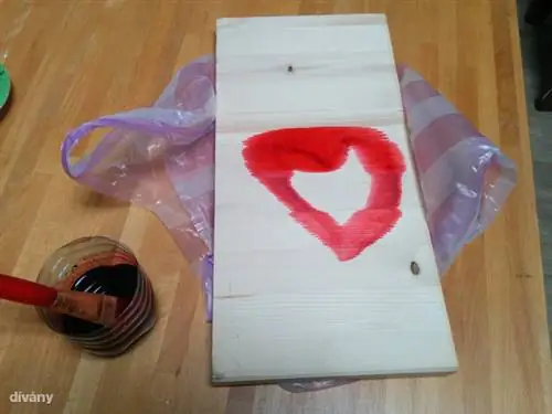 Не начинай так! Морилку нужно смешать с денатуратом, я разрезал пластиковую бутылку и смешал