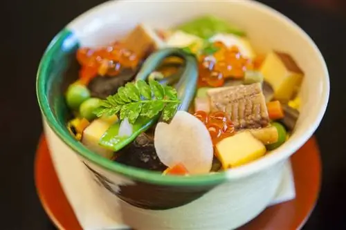 Следует избегать приема пищи из одного блюда