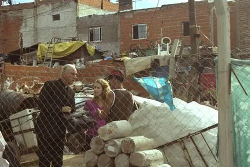 Каждый день он ходил в трущобы, чтобы встретиться с людьми, которые там жили