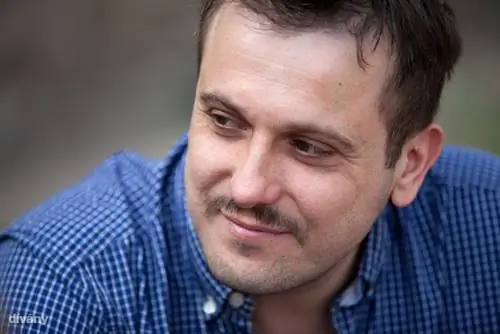 Художник (Буку) обязал меня вам сказать: усы - это принадлежность образа из-за Симеона Столпника в вечернее время Художник (Буку) обязал меня вам сказать: усы - это принадлежность образа из-за Симеона Столпника в вечернее время