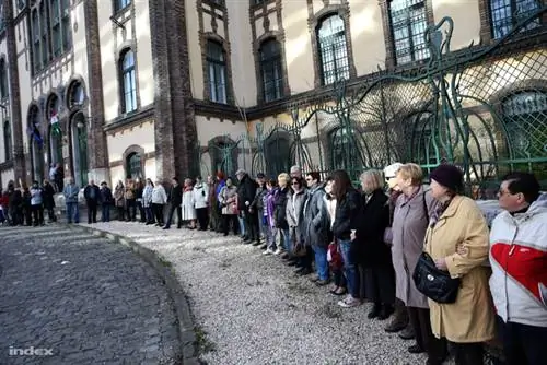 Демонстрация движения Танитанек перед средней школой Телеки Бланка Демонстрация движения Танитанек перед средней школой Телеки Бланка