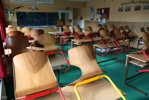 Пустой класс во время забастовки учителей в средней школе имени Германа Отто в Мишкольце, 15 апреля 2016 года Пустой класс во время забастовки учителей в средней школе имени Германа Отто в Мишкольце, 15 апреля 2016 года