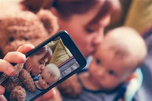 Кто всегда зависает на Facebook? Родители с маленькими детьми