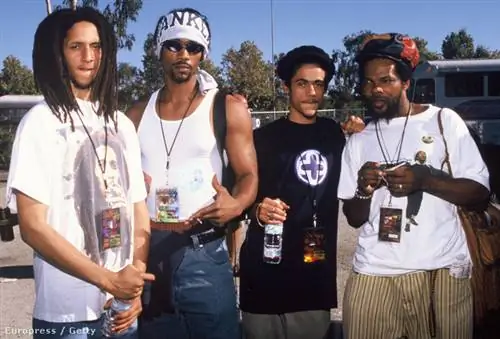 Athletic Snoop Dogg и его группа во время тура Smokin' Groves Tour 1997 года Athletic Snoop Dogg и его группа во время тура Smokin' Groves Tour 1997 года